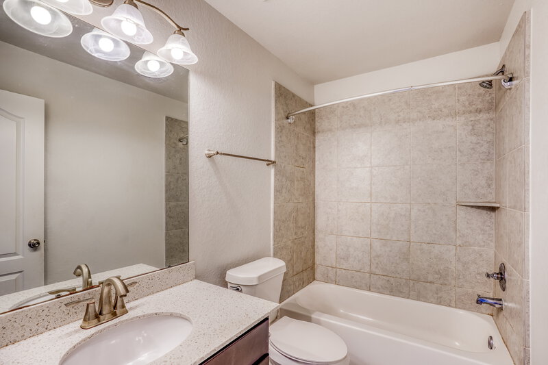 2,050/Mo, 5223 Gulf Stream Ln Bacliff, TX 77518 Bathroom View