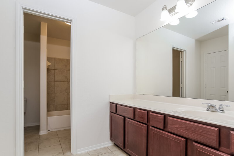2,460/Mo, 9962 Chimney Swift Ln Conroe, TX 77385 Main Bathroom View 2