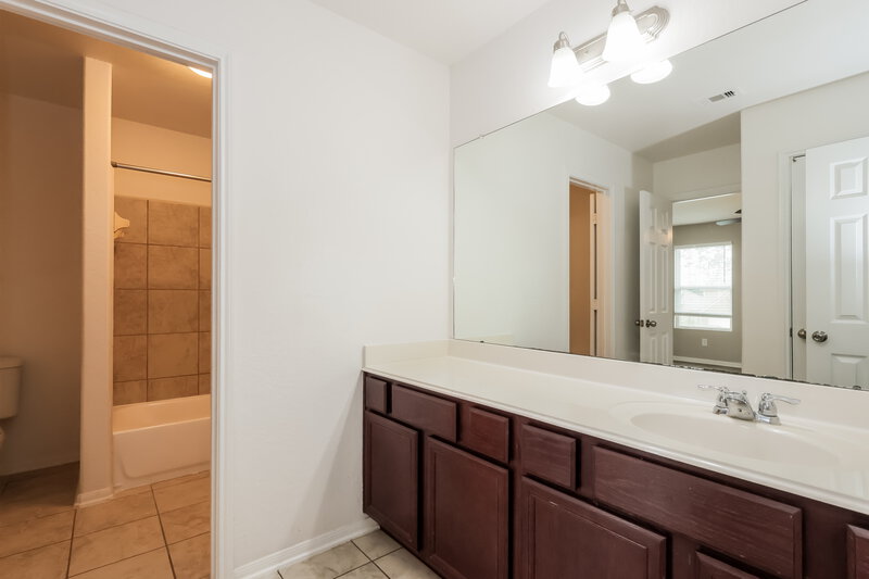 1,895/Mo, 9962 Chimney Swift Ln Conroe, TX 77385 Bathroom View