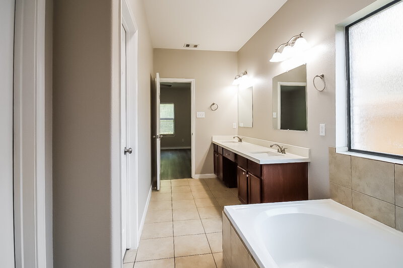 2,250/Mo, 2407 Lexington Park Dr Spring, TX 77373 Main Bathroom View 2
