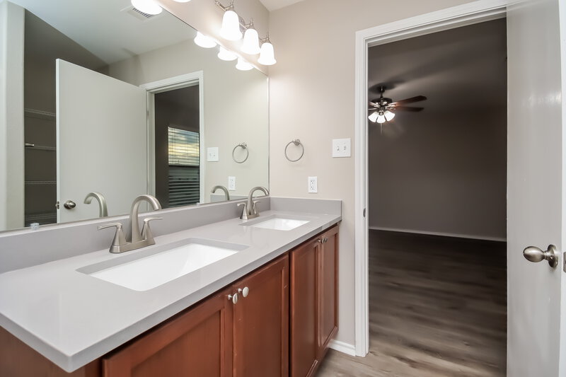 2,130/Mo, 1514 Perennial Ln Rosenberg, TX 77471 Main Bathroom View