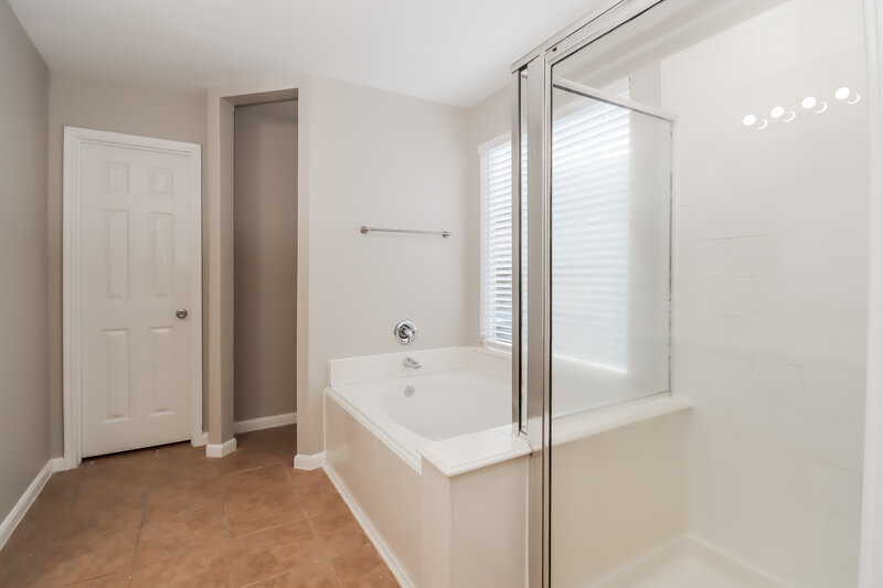 2,605/Mo, 2730 Woodspring Forest Dr Kingwood, TX 77345 Main Bathroom View