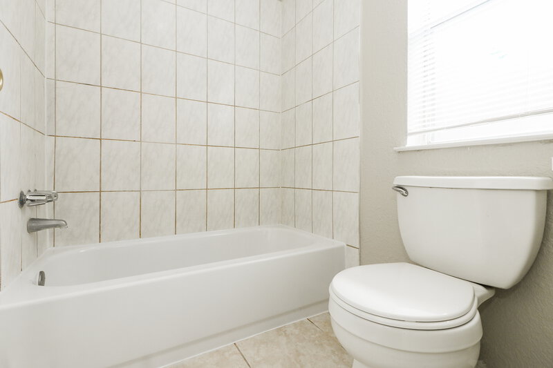 1,570/Mo, 15826 Beechnut St Houston, TX 77083 Main Bathroom View 2