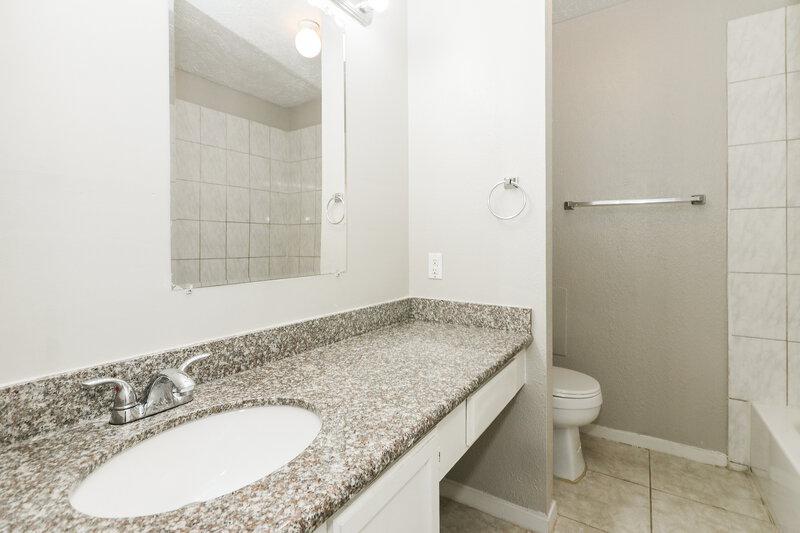 1,570/Mo, 15826 Beechnut St Houston, TX 77083 Bathroom View