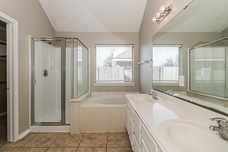 1,875/Mo, 16419 Great Ridge Ct Houston, TX 77083 Main Bathroom View