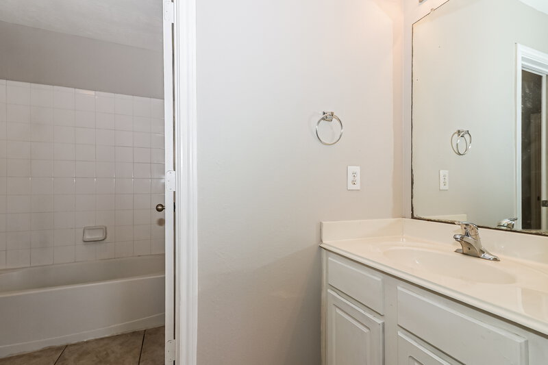 1,875/Mo, 16419 Great Ridge Ct Houston, TX 77083 Bathroom View