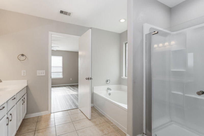2,595/Mo, 15322 Key Crest Ln Cypress, TX 77429 Main Bathroom View 2
