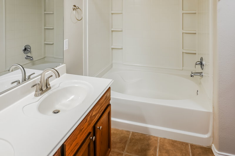 1,985/Mo, 703 Wild Cotton Rd Rosenberg, TX 77471 Main Bathroom View