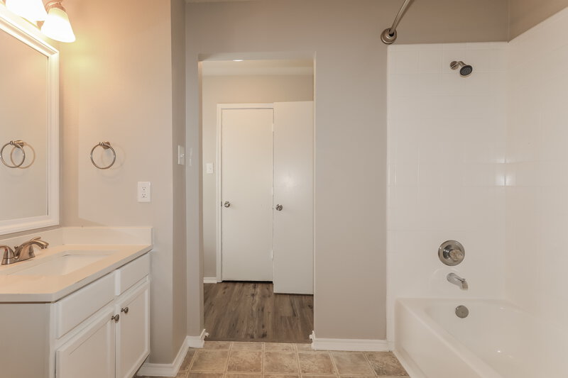2,295/Mo, 21118 Bridgemeadows Ln Katy, TX 77449 Main Bathroom View