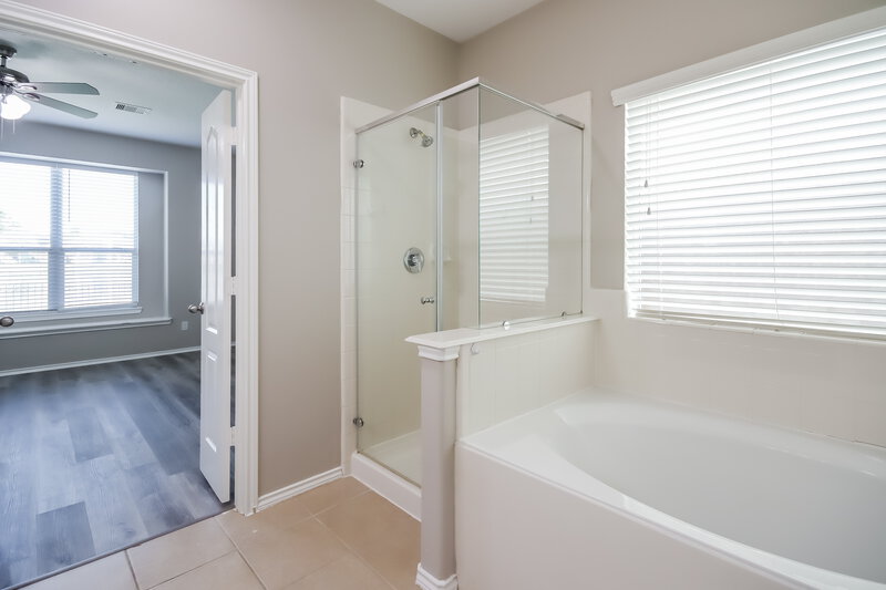 2,535/Mo, 619 Trail Springs Ct Kingwood, TX 77339 Bathroom View 2