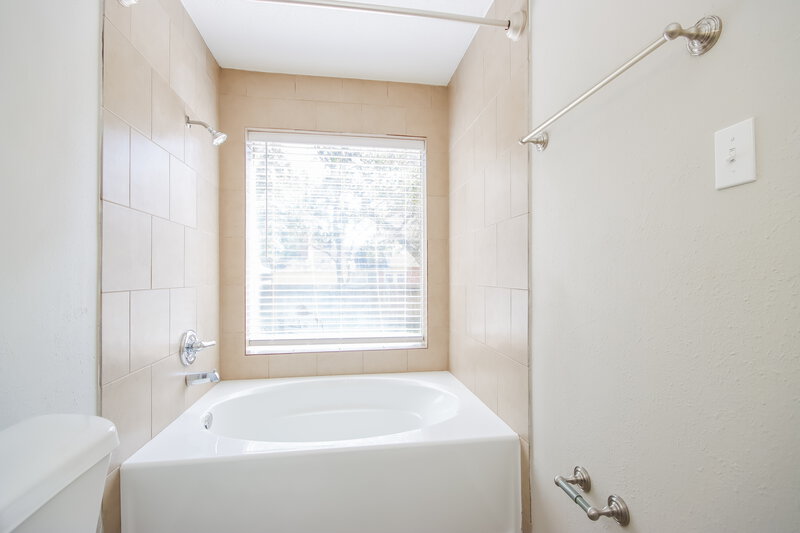 2,315/Mo, 25402 Avery Hill Ln Spring, TX 77373 Main Bathroom View 2