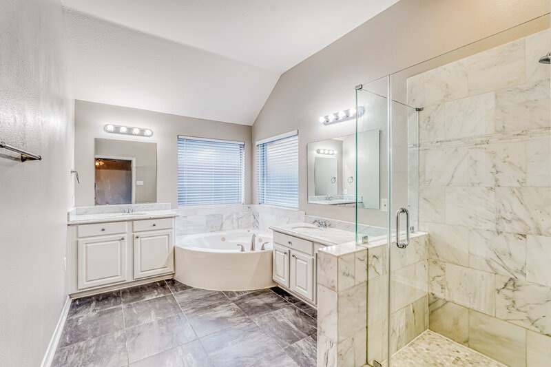 2,575/Mo, 1110 Bringewood Chase Dr Spring, TX 77379 Main Bathroom View