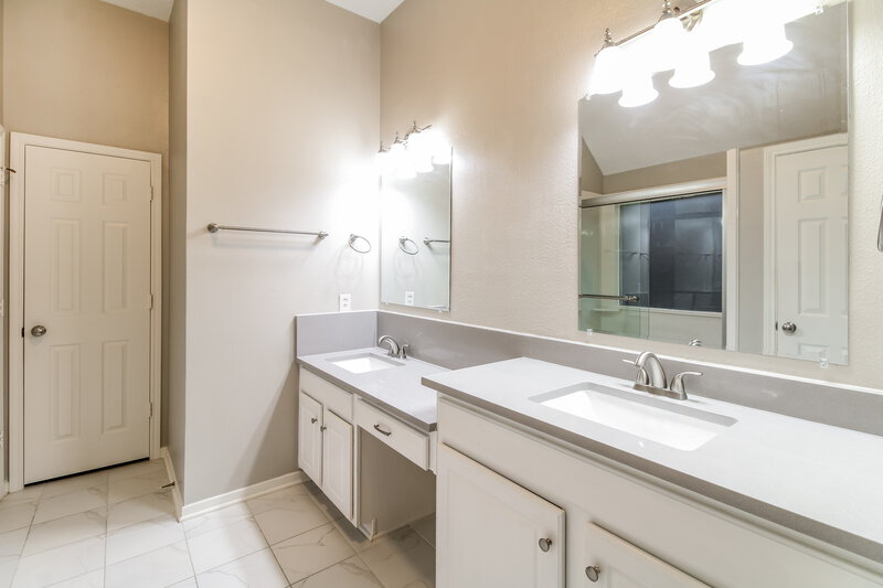 2,575/Mo, 808 Cherry Blossom Dr League City, TX 77573 Main Bathroom View