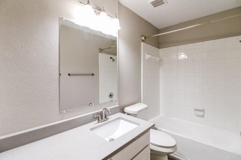 2,575/Mo, 808 Cherry Blossom Dr League City, TX 77573 Bathroom View