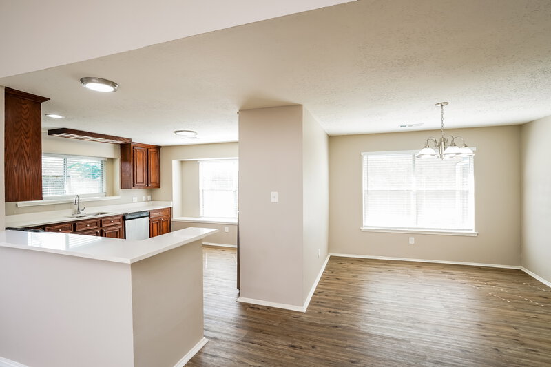 1,915/Mo, 5413 Pine Creek Dr La Porte, TX 77571 Dining Room View