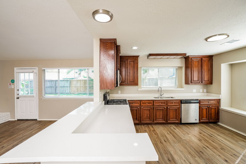 1,915/Mo, 5413 Pine Creek Dr La Porte, TX 77571 Kitchen View