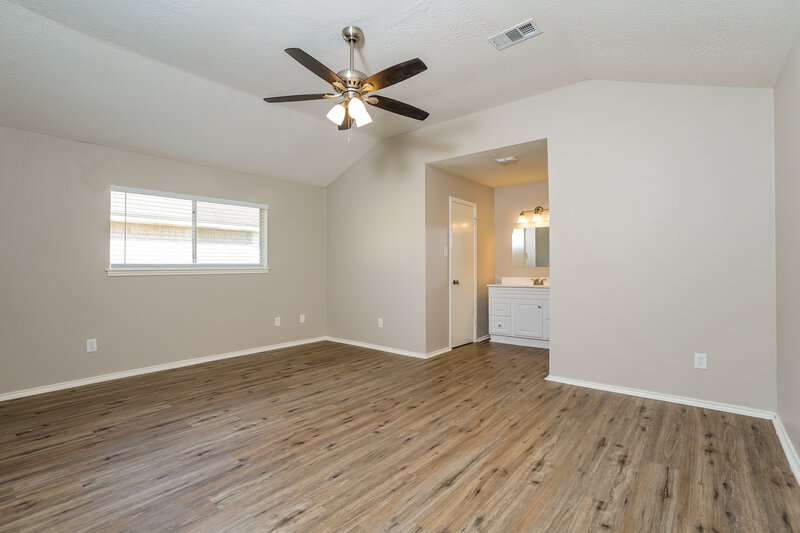 1,915/Mo, 5413 Pine Creek Dr La Porte, TX 77571 Main Bedroom View