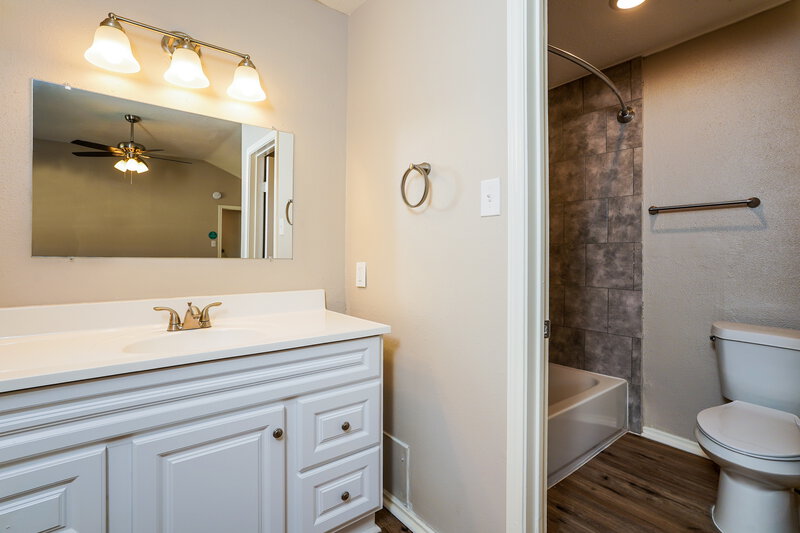 1,915/Mo, 5413 Pine Creek Dr La Porte, TX 77571 Main Bathroom View