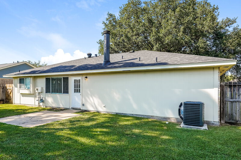 1,915/Mo, 5413 Pine Creek Dr La Porte, TX 77571 Rear View 2