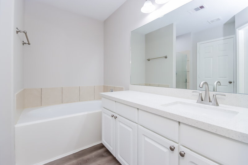 2,450/Mo, 4822 Fair Oak Dale Ln Humble, TX 77346 Main Bathroom View