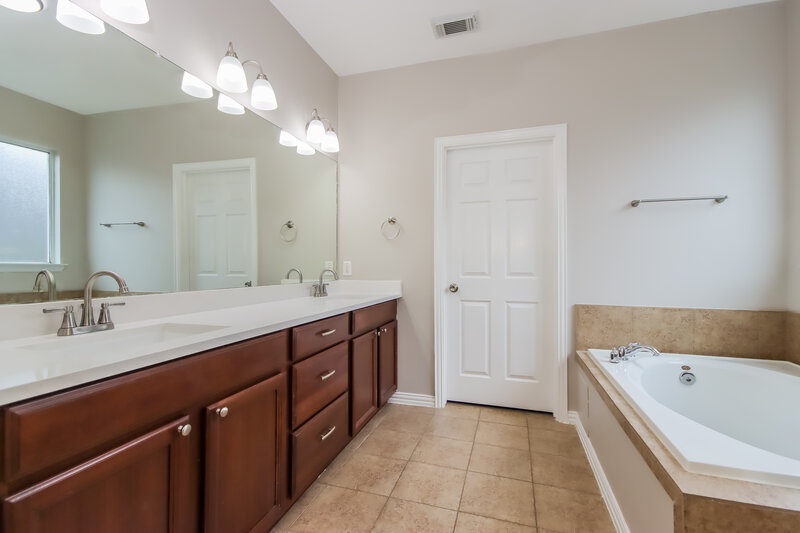 2,250/Mo, 2509 Jules Anna Ln Conroe, TX 77304 Main Bathroom View