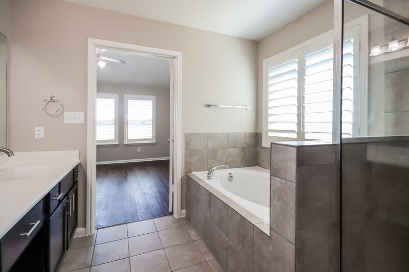 3,045/Mo, 15002 Golden Summer Ct Humble, TX 77346 Main Bathroom View 2