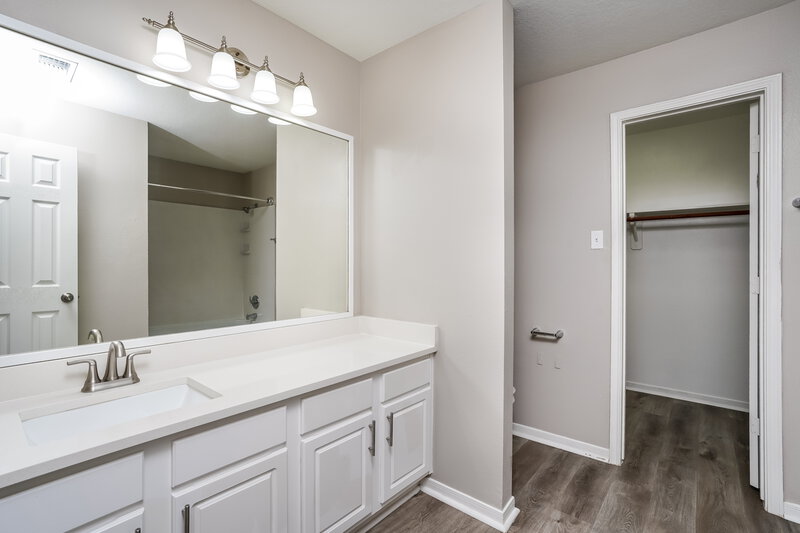 2,800/Mo, 10810 Orchard Springs Dr Houston, TX 77067 Main Bathroom View