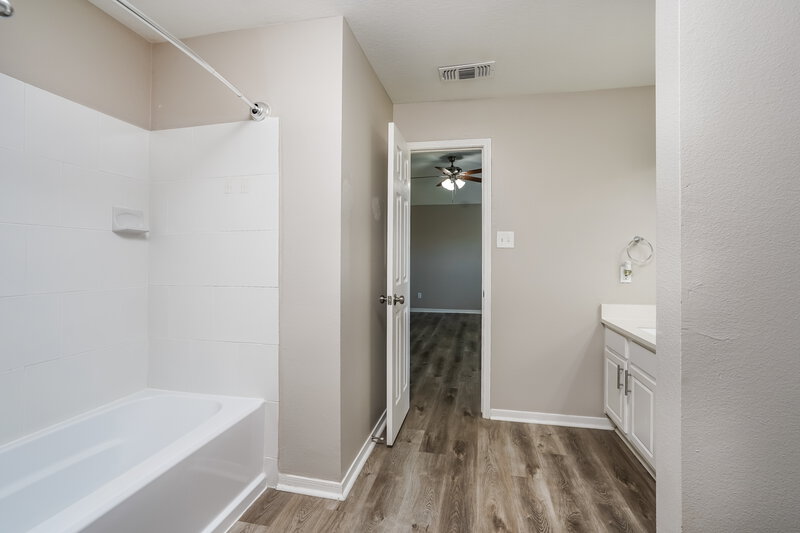 2,800/Mo, 10810 Orchard Springs Dr Houston, TX 77067 Main Bathroom View 2