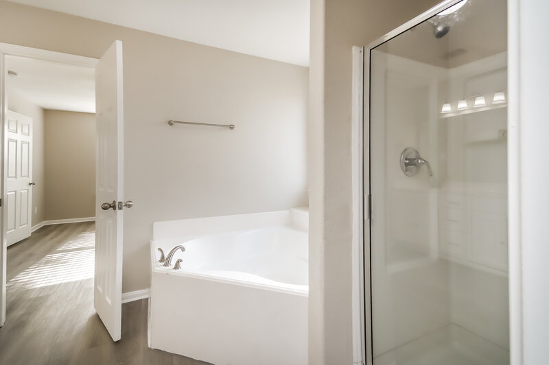 1,800/Mo, 3935 Hollow Cove Ln Richmond, TX 77469 Main Bathroom View