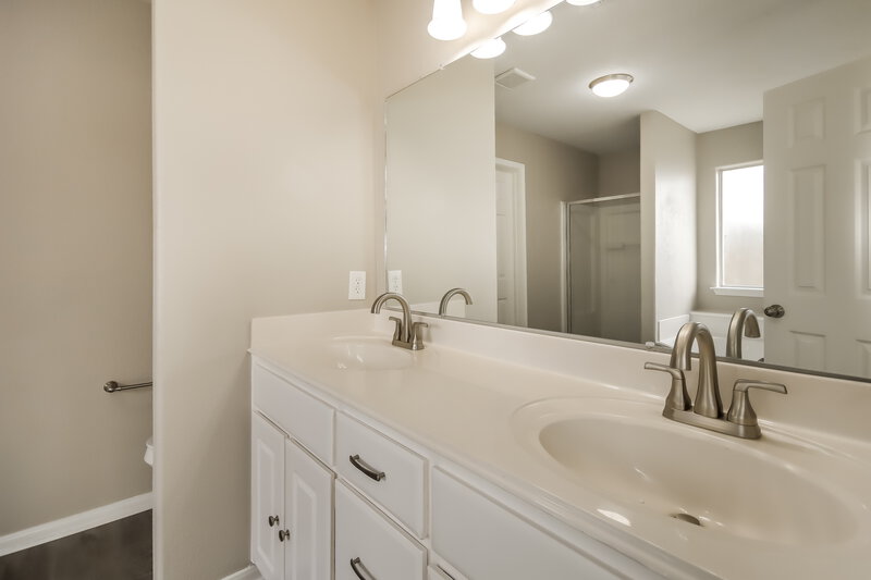 1,800/Mo, 3935 Hollow Cove Ln Richmond, TX 77469 Main Bathroom View 2