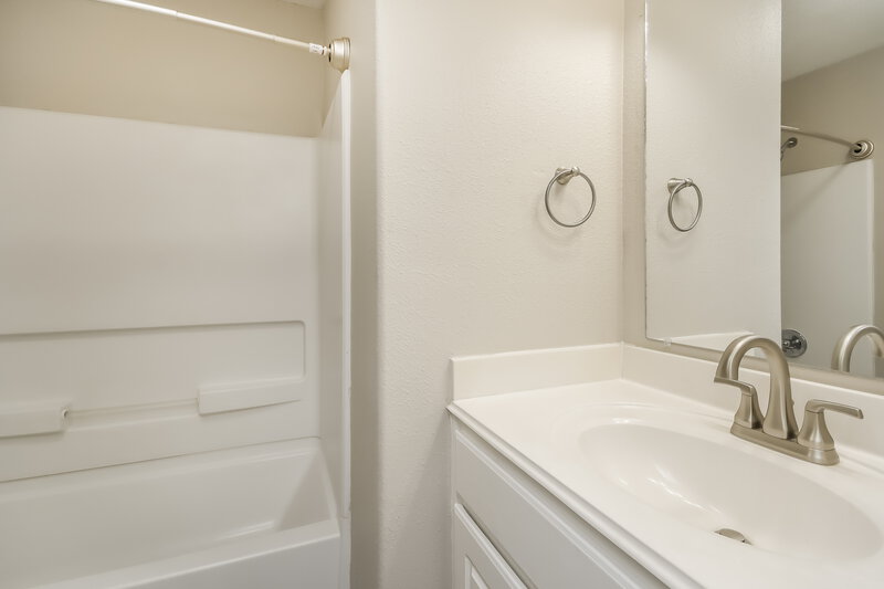 1,800/Mo, 3935 Hollow Cove Ln Richmond, TX 77469 Bathroom View