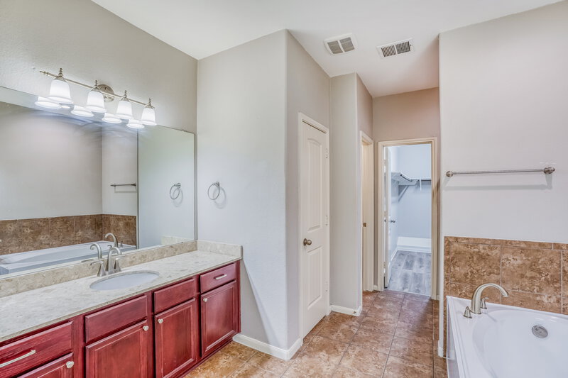 2,020/Mo, 17115 Amarose Dr Houston, TX 77090 Main Bathroom View