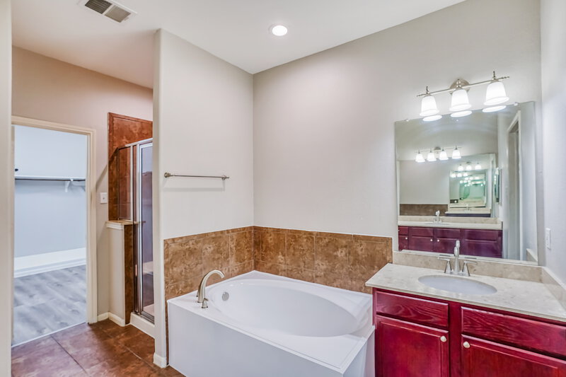 2,020/Mo, 17115 Amarose Dr Houston, TX 77090 Main Bathroom View 2