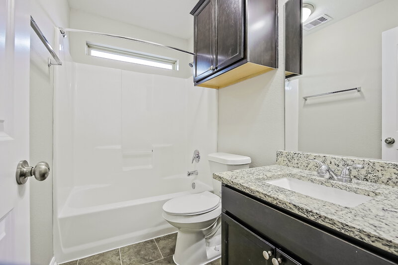 2,500/Mo, 1966 Briar Grove Dr Conroe, TX 77301 Main Bathroom View