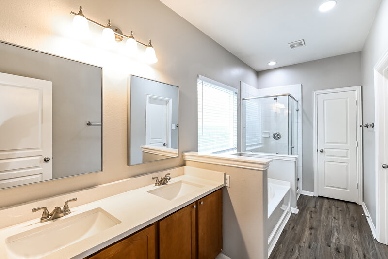 2,460/Mo, 17426 Hayley Springs Ct Humble, TX 77396 Main Bathroom View
