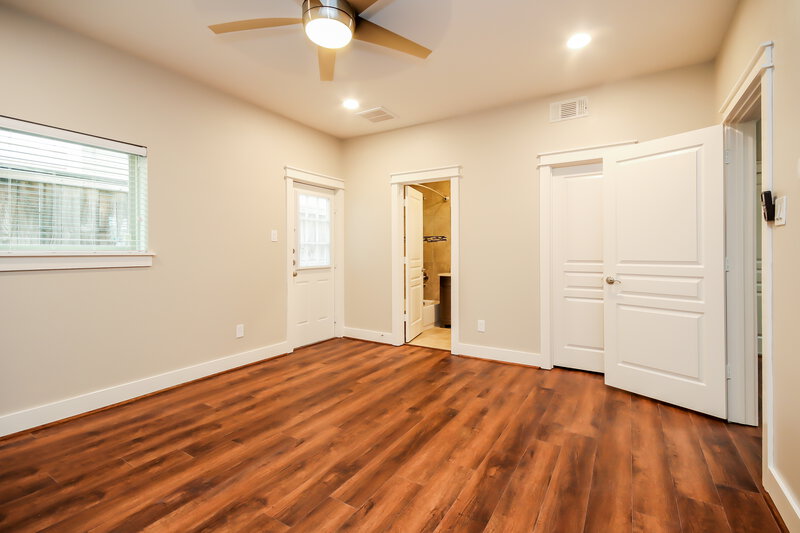3,645/Mo, 5743 Kansas St Unit B Houston, TX 77007 Main Bedroom View 4