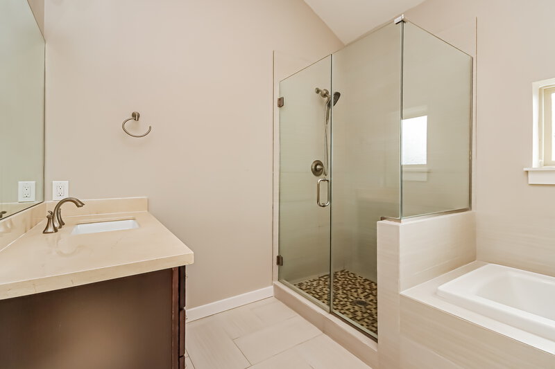 3,645/Mo, 5743 Kansas St Unit B Houston, TX 77007 Main Bathroom View