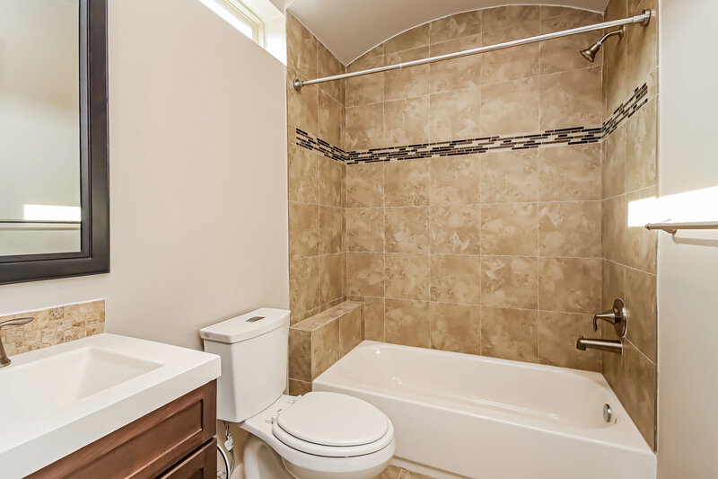 3,645/Mo, 5743 Kansas St Unit B Houston, TX 77007 Bathroom View