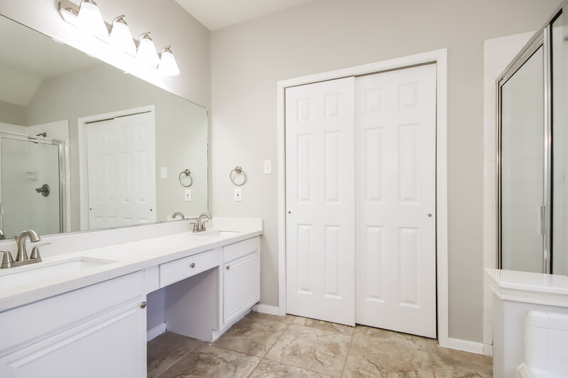 2,700/Mo, 13311 Yaupon Holly Ln Houston, TX 77044 Main Bathroom View