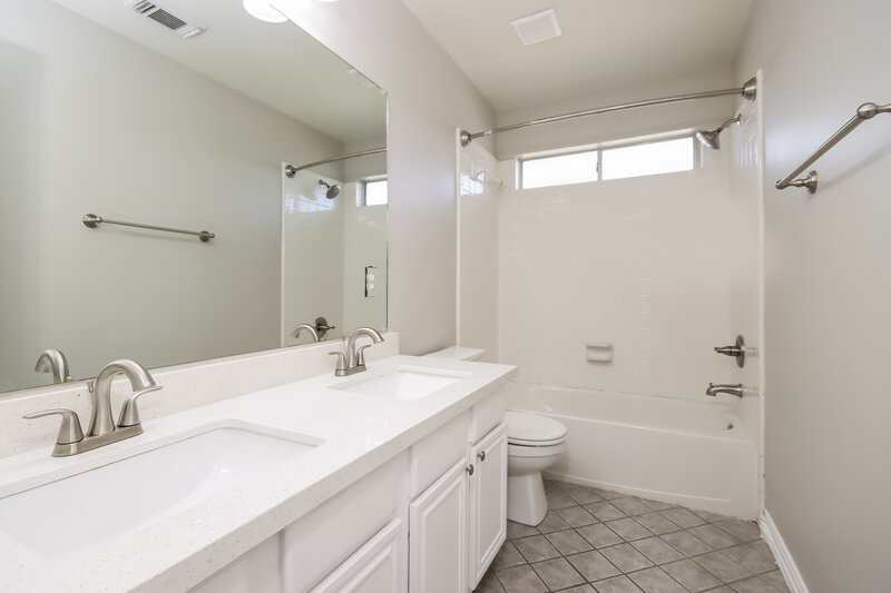 2,700/Mo, 13311 Yaupon Holly Ln Houston, TX 77044 Bathroom View
