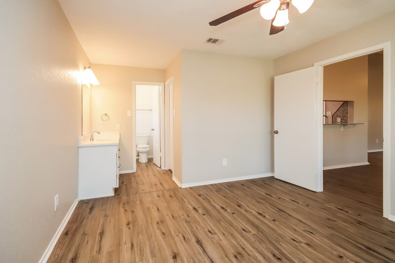 2,190/Mo, 1103 Landing Blvd League City, TX 77573 Main Bedroom View 2