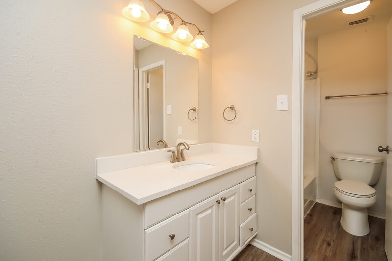 2,190/Mo, 1103 Landing Blvd League City, TX 77573 Main Bathroom View