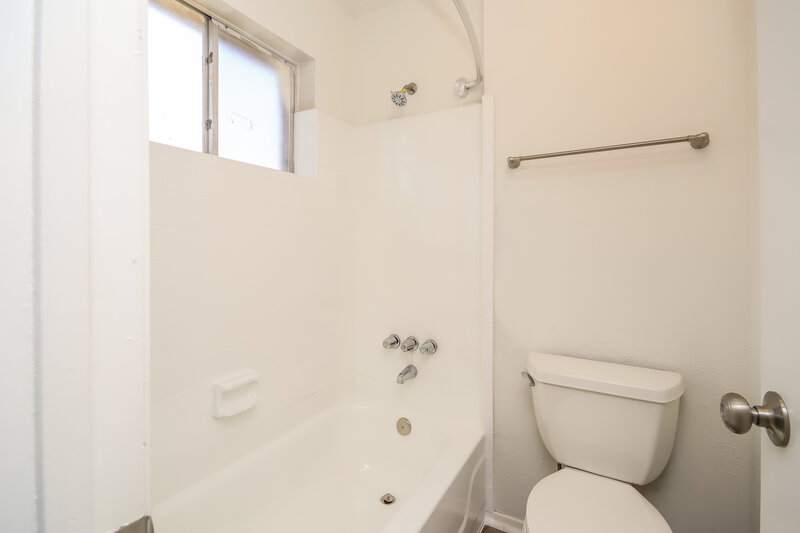 2,190/Mo, 1103 Landing Blvd League City, TX 77573 Main Bathroom View 2