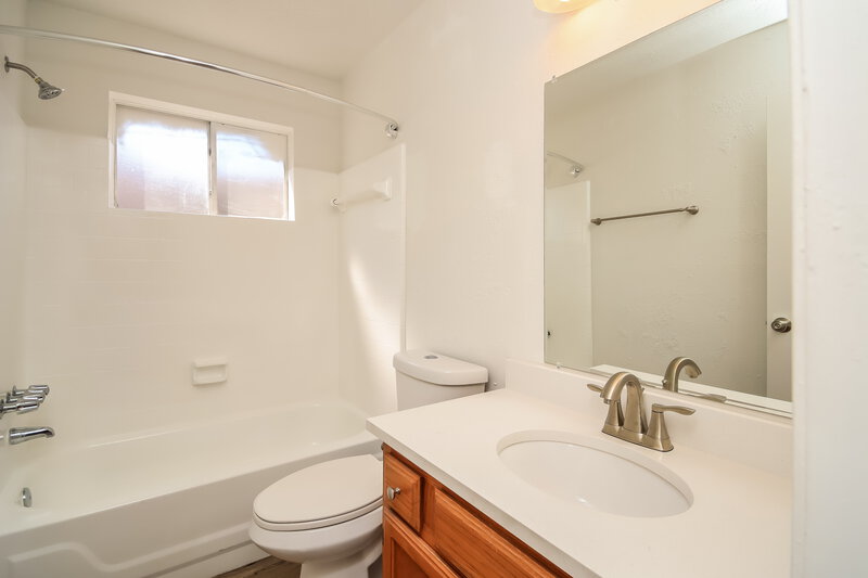 2,190/Mo, 1103 Landing Blvd League City, TX 77573 Bathroom View