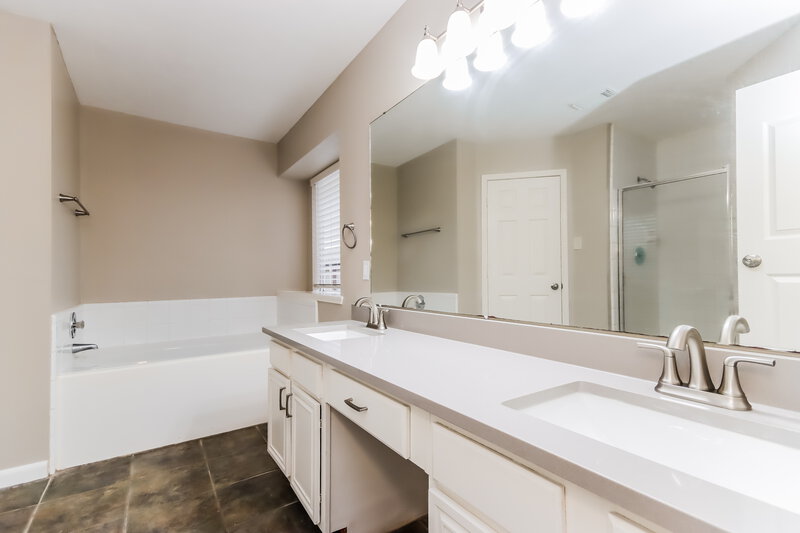 1,975/Mo, 12124 La Salle River Rd Conroe, TX 77304 Main Bathroom View