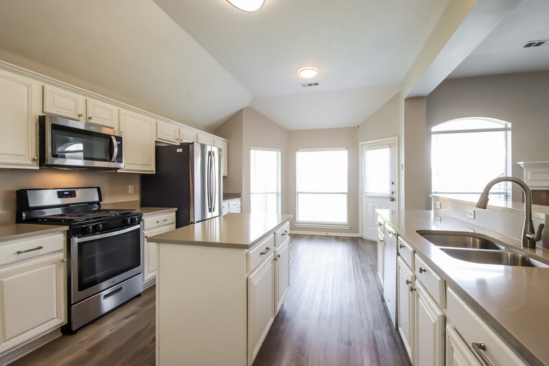 2,135/Mo, 10503 Ravens Way Baytown, TX 77523 Kitchen View 2
