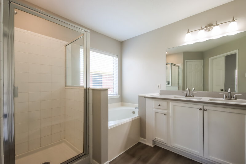 2,135/Mo, 10503 Ravens Way Baytown, TX 77523 Main Bathroom View