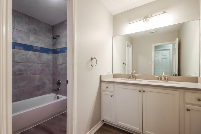 2,135/Mo, 10503 Ravens Way Baytown, TX 77523 Bathroom View