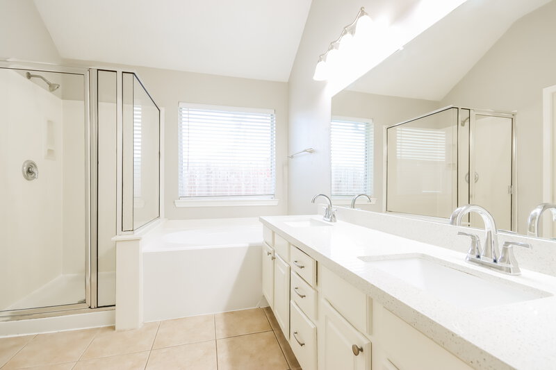 2,355/Mo, 6819 Rockwall Trail Dr Humble, TX 77346 Main Bathroom View