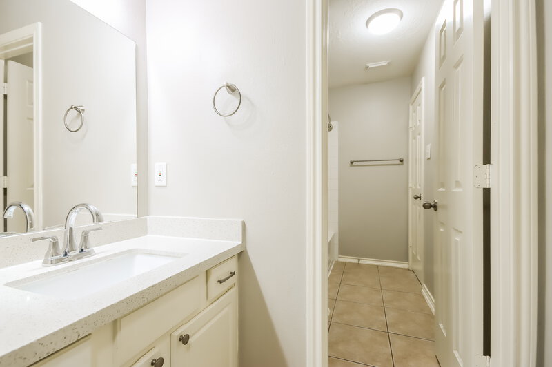2,355/Mo, 6819 Rockwall Trail Dr Humble, TX 77346 Bathroom View